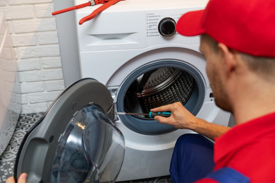 Liên hệ cùng thợ sửa chuyên nghiệp để xử lý công tắc cửa máy giặt bị hỏng.