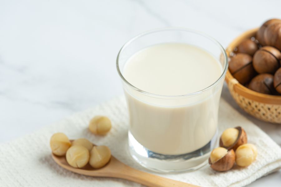 Sữa hạt mắc ca có vị ngọt bùi, béo vừa, thơm ngon, giàu dinh dưỡng.