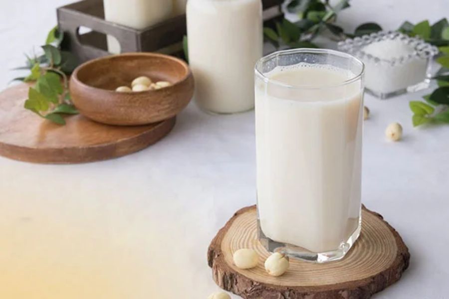 Sữa hạt sen sánh mịn, thơm ngon, hỗ trợ dinh dưỡng trong quá trình ăn kiêng.