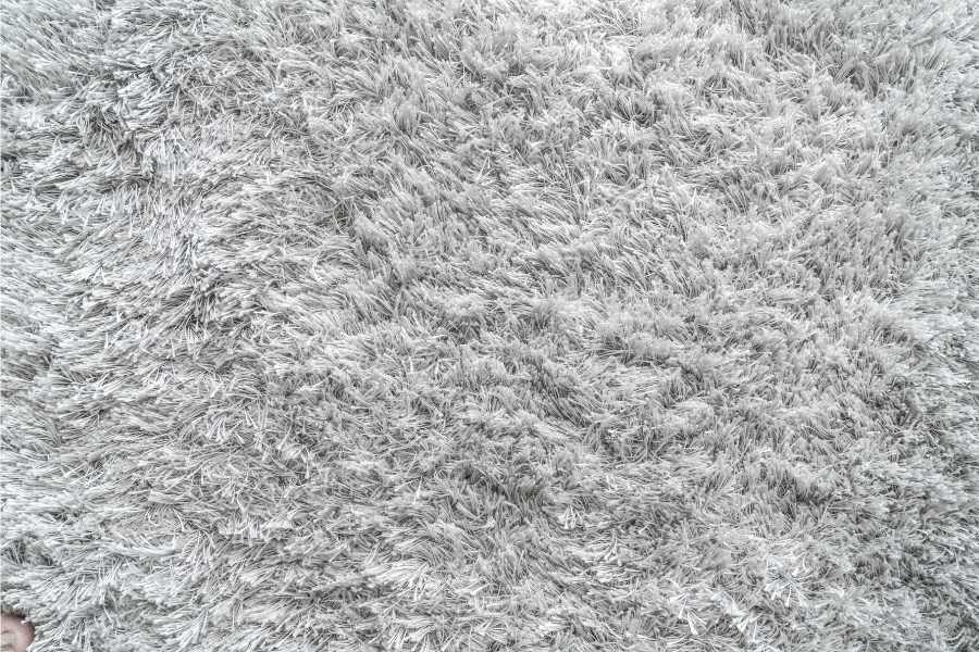 Sử dụng thảm có chất liệu mềm mịn giữ ấm tốt đôi chân.