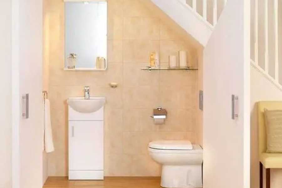 Thiết kế WC nhỏ được lát bằng gạch màu ấm
