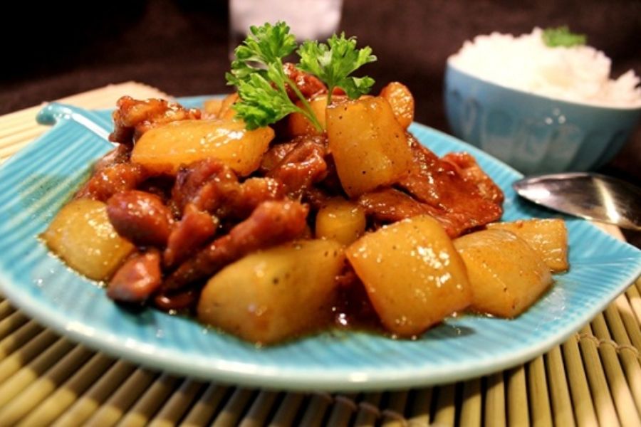 Thịt heo kho củ cải là món ăn ngày Tết miền Trung ý nghĩa.