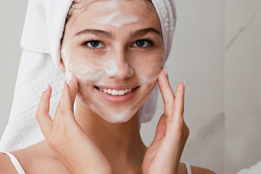 Bạn có thể làm sạch mặt và đắp mặt nạ thư giãn sau một ngày làm việc vào thời điểm từ 21h - 22h.
