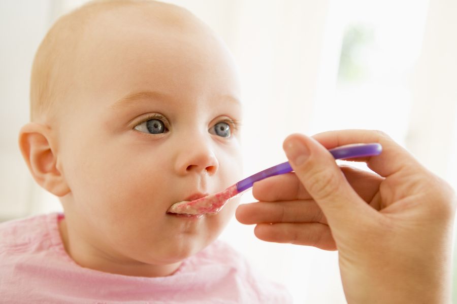 Theo chuyên gia dinh dưỡng, trẻ từ 6-10 tháng có thể sử dụng váng sữa.