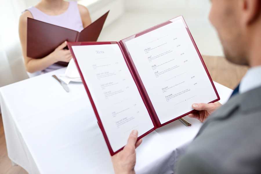 Thực đơn (menu) được sử dụng để ghi lại những món ăn sẽ được cung cấp.