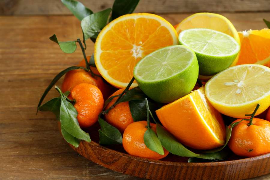 Vitamin C trong cam, chanh giúp hấp thu tối đa lượng sắt cần thiết.