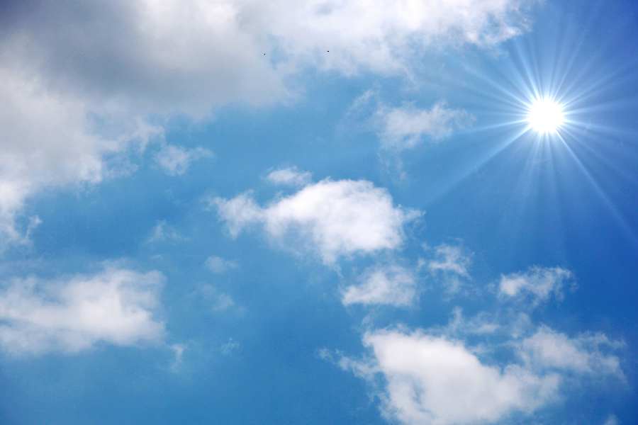 Tia cực tím (UV) là dạng bức xạ điện từ phát ra từ ánh nắng mặt trời.