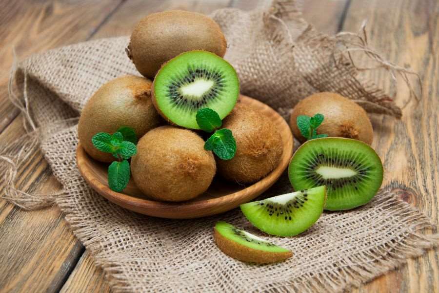 Kiwi có chứa nhiều canxi, vitamin C cùng nhiều dưỡng chất tốt cho sức khỏe.