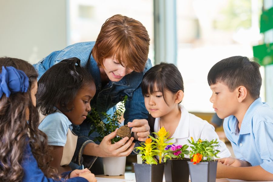 Hoạt động trồng cây trang trí lớp học giúp học sinh thêm gắn kết với nhau hơn.