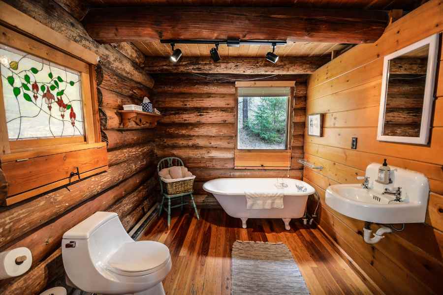 Phòng tắm bằng gỗ làm không gian gần gũi thiên nhiên hơn