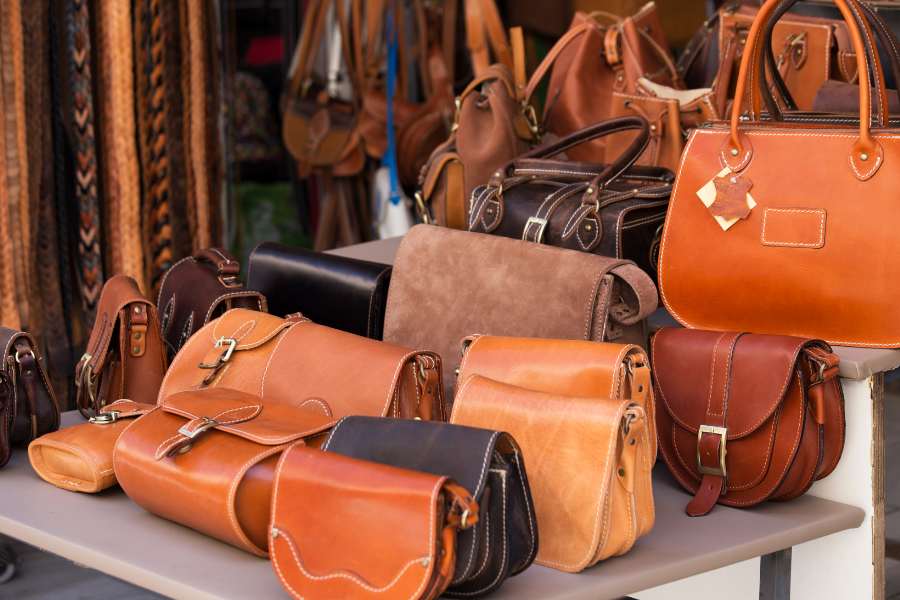 Chọn ví dài nữ tính hoặc các loại túi xách, cặp da có kích thước và kiểu dáng phù hợp.