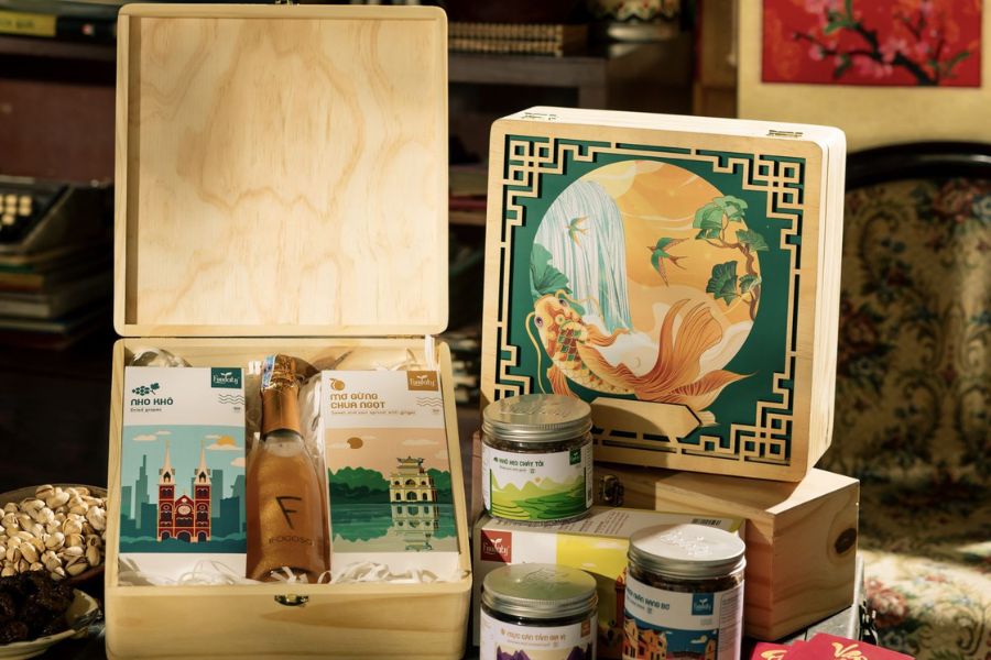 Xu hướng quà Tết 2024 hiện đại, sang trọng được thiết kế, đóng gói bắt mắt.