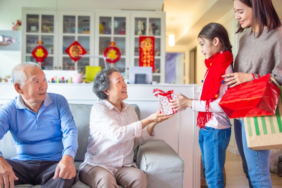 Lựa chọn quà Tết tặng ông bà, bố mẹ nên ưu tiên các sản phẩm tốt cho sức khỏe.