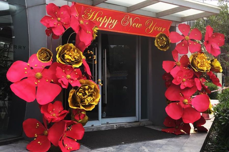Thiết kế những bông hoa khổng lồ màu đỏ trước cửa hàng tạo điểm nhấn thu hút khách hàng.