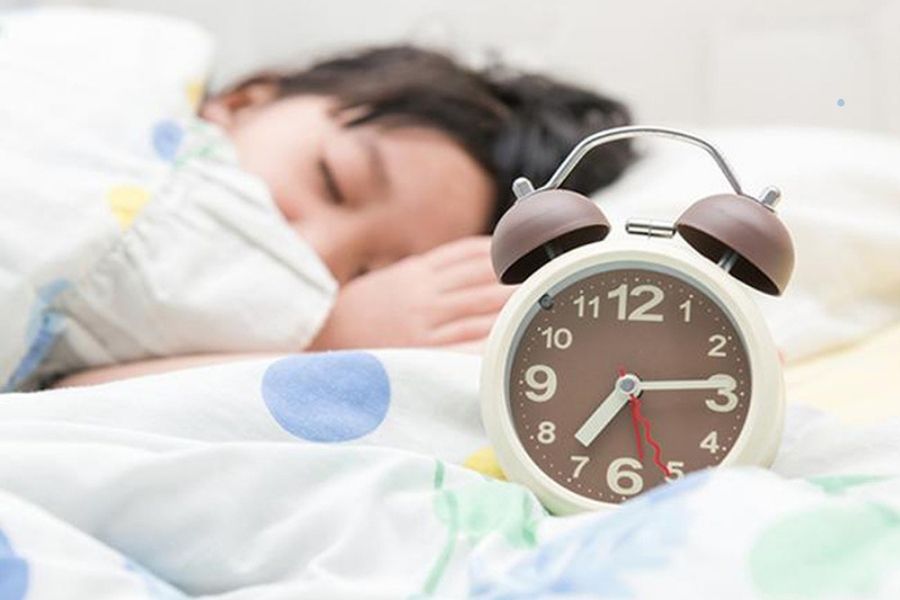 Đặt thời gian ngủ cố định giúp giấc ngủ ngon và sâu hơn.
