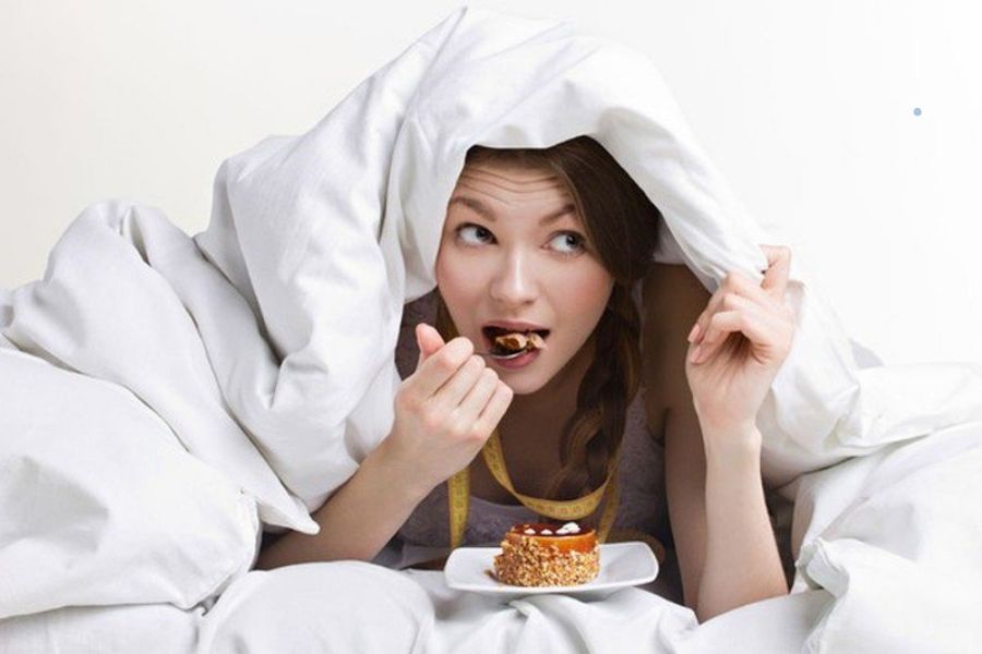 Không nên ăn quá no trước khi đi ngủ.