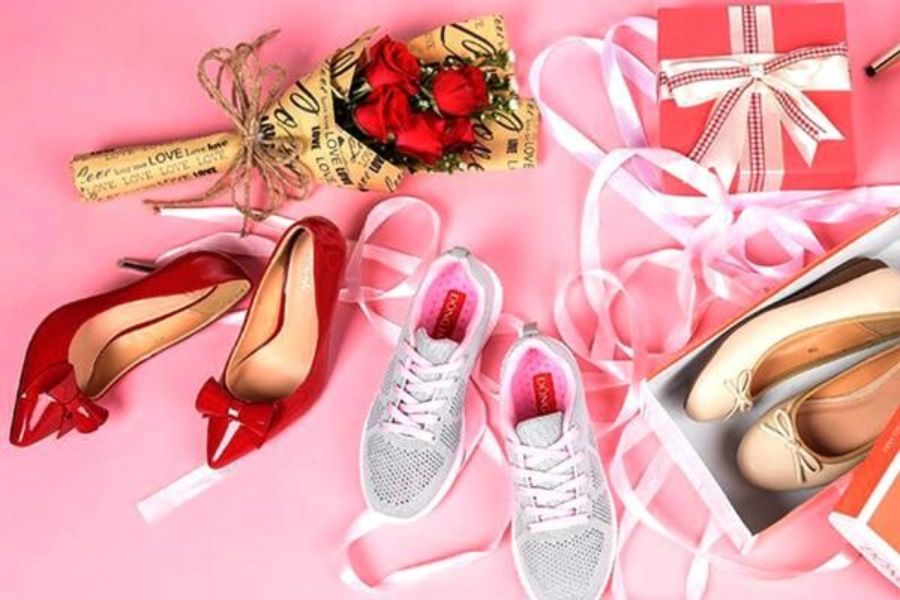 Một đôi giày/dép đẹp sẽ đem đến sự tự tin và thoải mái cho bạn gái khi sử dụng.