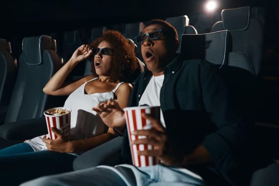 Nếu cả hai cùng có sở thích xem phim thì hãy tận hưởng một buổi tối cùng nhau để xem một bộ phim yêu thích.