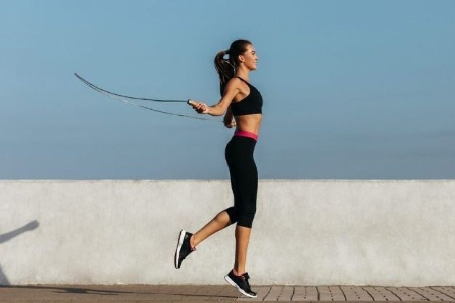 Nhảy dây bước giúp cơ thể linh hoạt hơn.