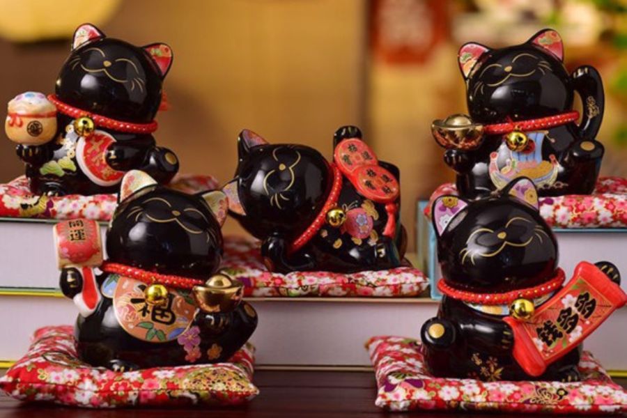 Mèo đen được xem là thần tài trong văn hóa Nhật Bản.