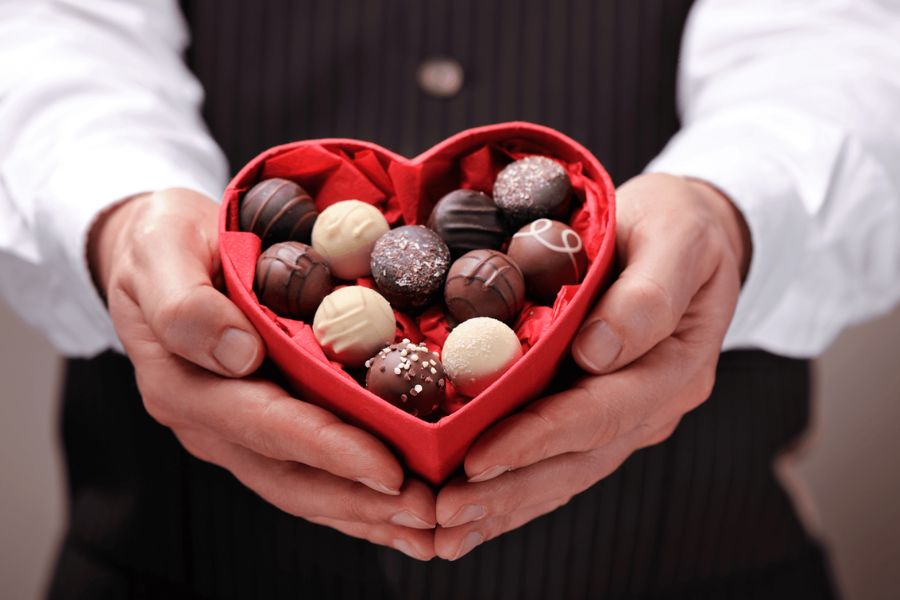 Tặng socola vào ngày Valentine là lựa chọn hàng đầu.