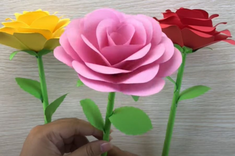 Hãy tận dụng những loại giấy màu khác nhau để làm những bông hoa nhiều màu sắc.