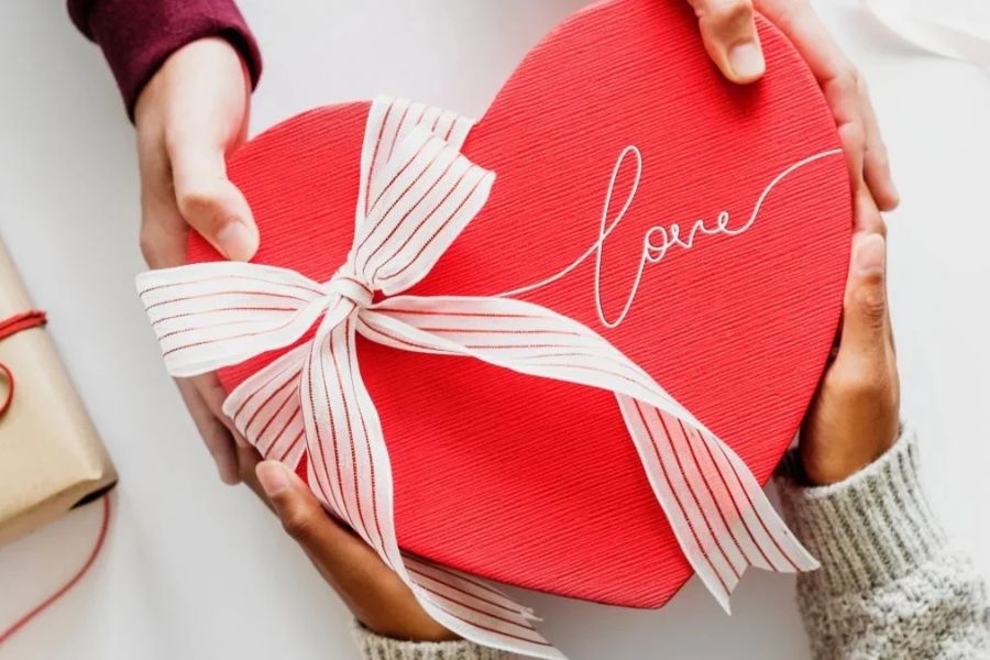 Tùy thuộc vào ý nghĩa của mỗi ngày Valentine trắng, đỏ, đen mà nam hay nữ sẽ là người tặng quà cho nửa kia của mình.