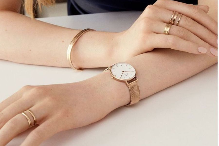 Đồng hồ đeo tay là món quà 8/3 thời trang, thể hiện phong cách và cá tính của người sử dụng.