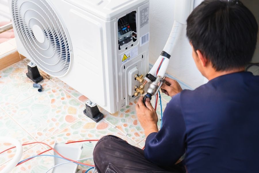 Nạp thêm gas cho máy lạnh để tránh được các lỗi thường gặp ở máy lạnh.