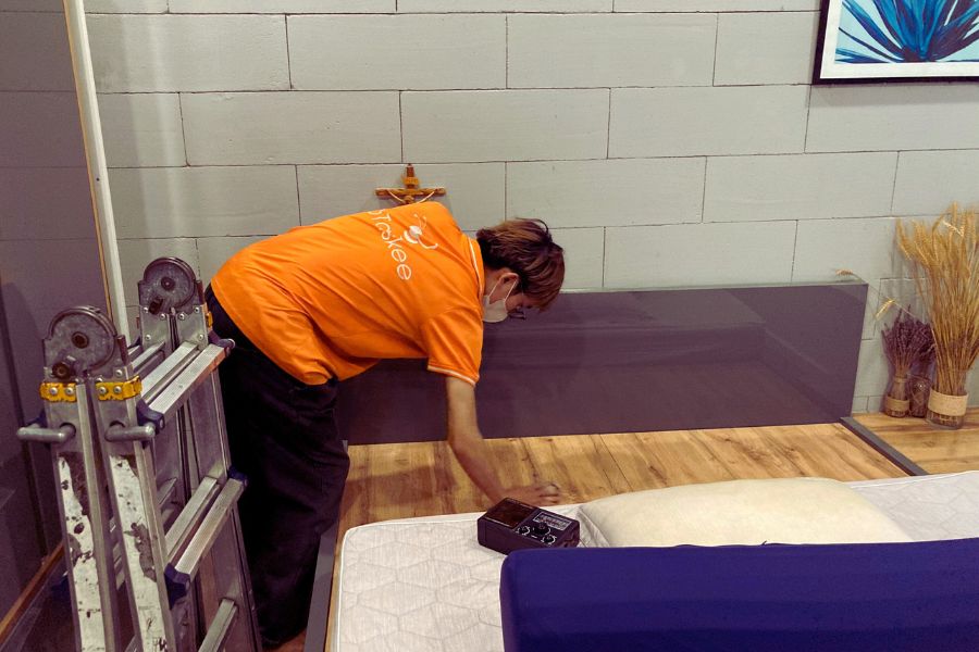 Tasker đang thực hiện quy trình vệ sinh máy lạnh chuyên nghiệp với đầy đủ dụng cụ và thiết bị bảo hộ.