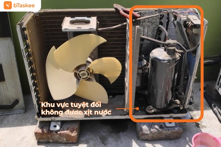 Bên trong cục nóng điều hòa Casper với các bộ phận cần vệ sinh.