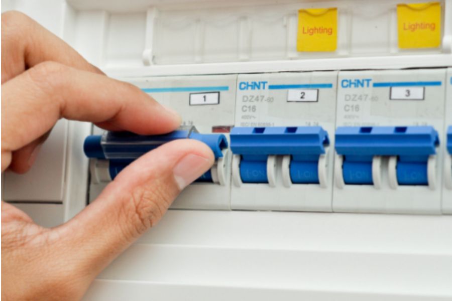 Ngắt điện bằng Aptomat.