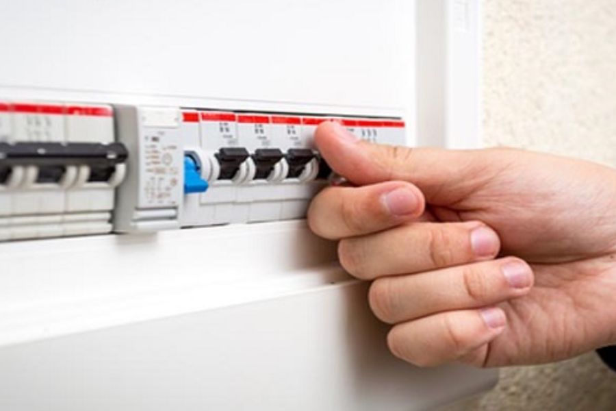 Ngắt nguồn điện và chuẩn bị an toàn.