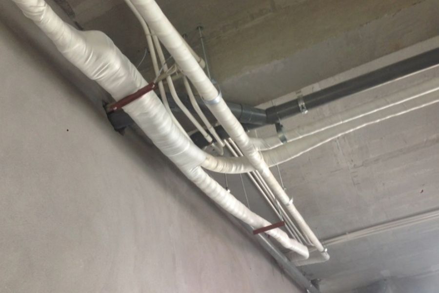 Ống đồng nối vào dàn lạnh.