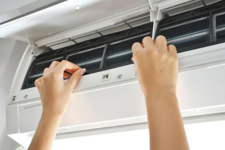 Tháo mặt nạ và tấm lọc bụi.