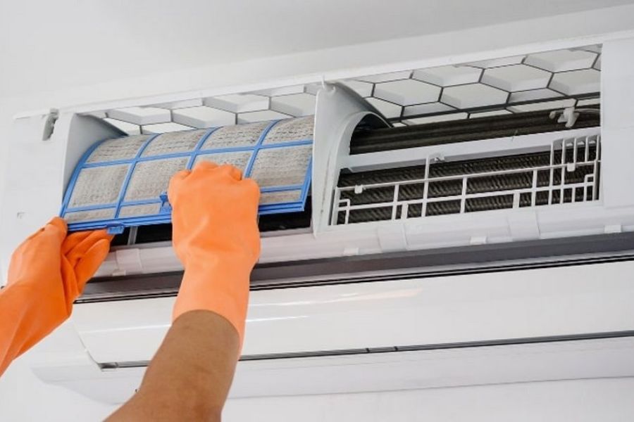 Vệ sinh mặt nạ và khung nhựa.