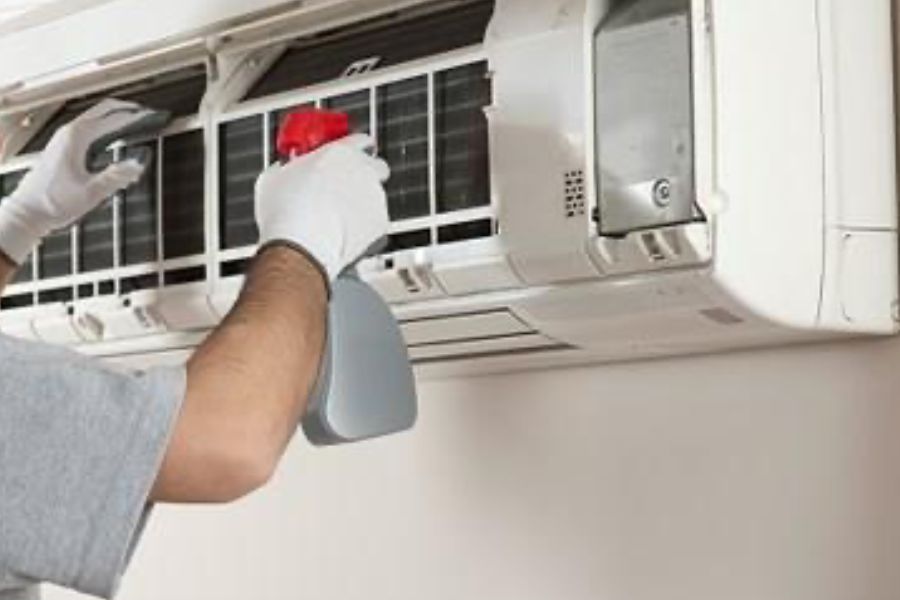 Xịt rửa dàn lạnh bằng bình xịt áp lực thấp.