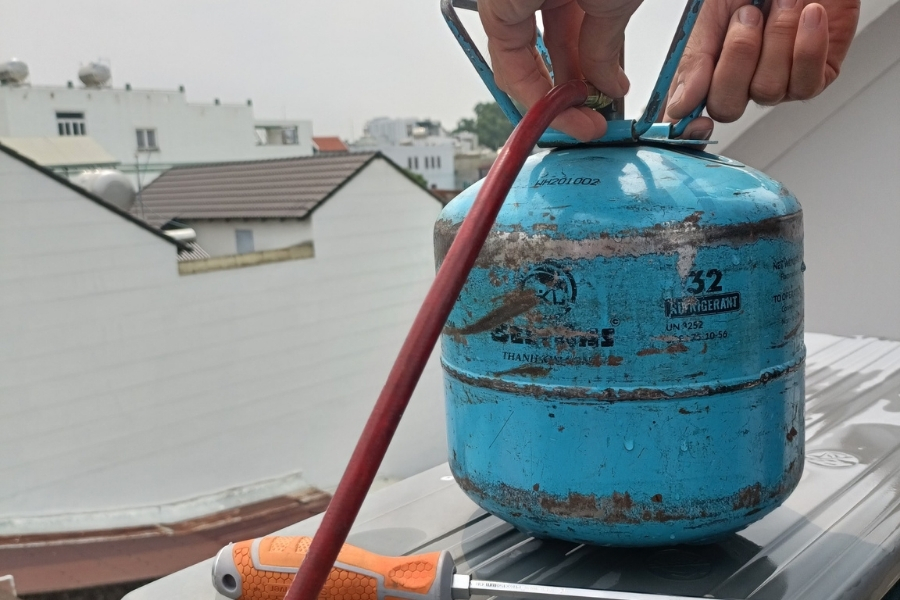 Bơm gas bổ sung trong trường hợp cần thiết.