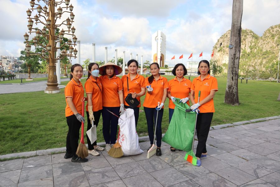 Các chị Ong Cam Hạ Long sẵn sàng tại chặng Ong Hành Động.