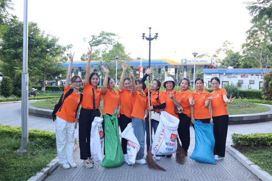 Các chị Ong cùng nhau dọn rác bảo vệ môi trường.