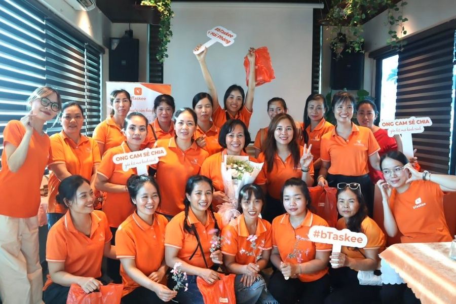 Các chị Ong họp mặt chia sẻ và vinh danh.