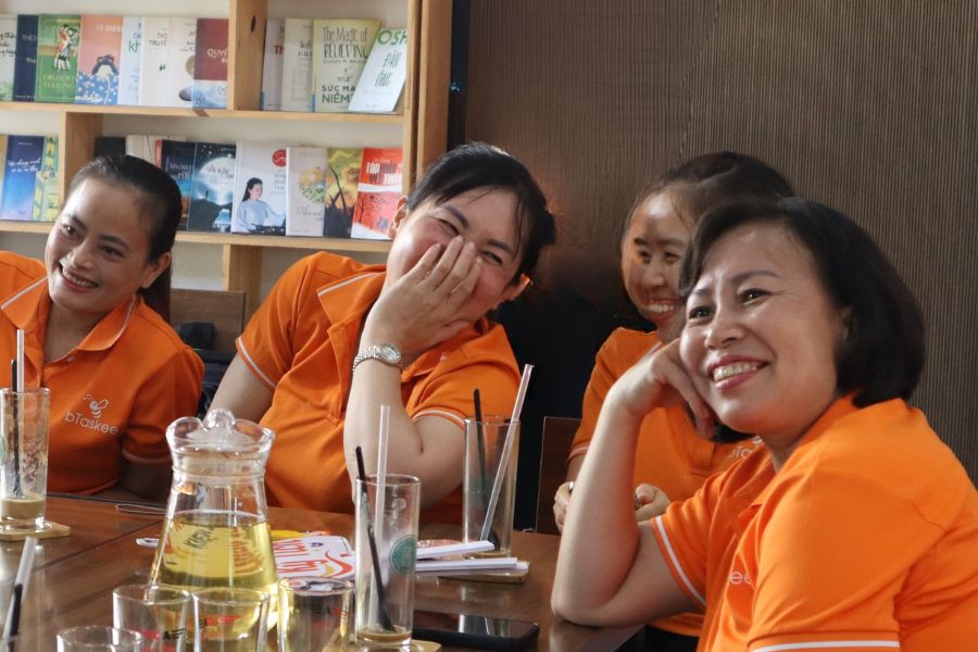 Khoảnh khắc sẻ chia gắn kết các chị Ong Hạ Long trong hành trình làm nghề đầy tự hào.