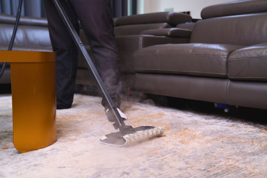 Làm khô thảm trước khi bàn giao.