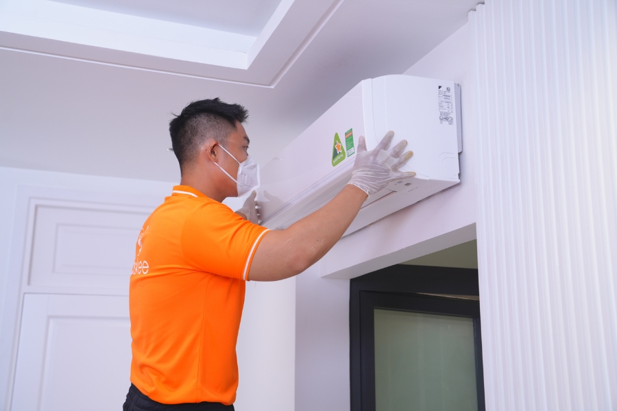 Lắp ráp và kiểm tra hoạt động điều hoà sau vệ sinh.