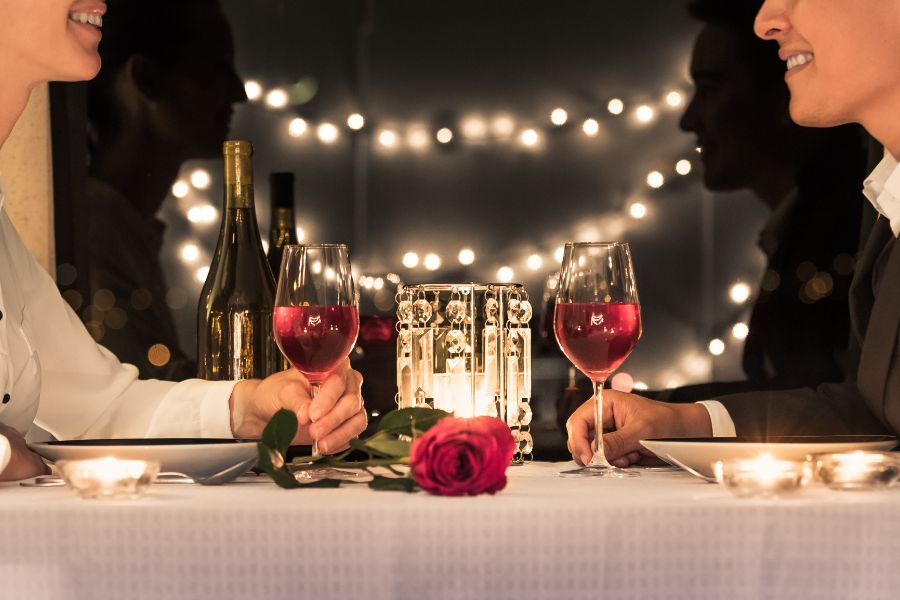 Một buổi hẹn hò lãng mạn cũng có thể là món quà Trung thu quý giá.