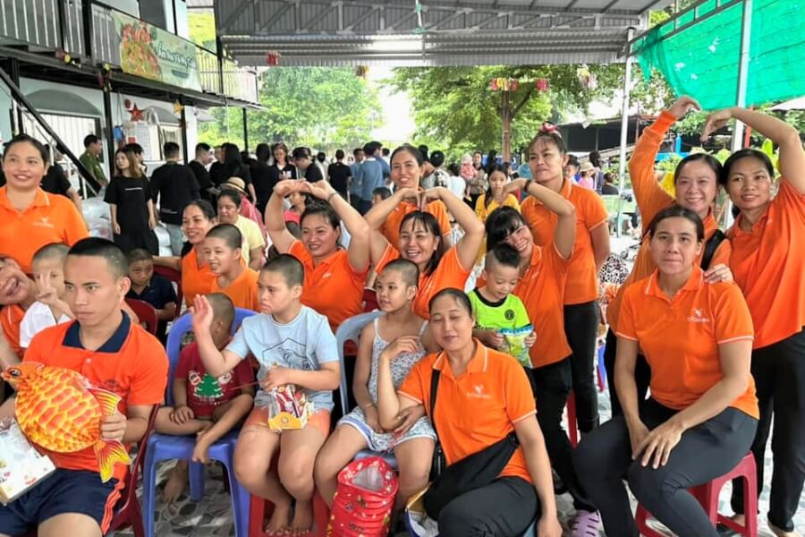 Một hoạt động “Đêm trăng ấm áp” mà các chị Ong đến với các em nhỏ.