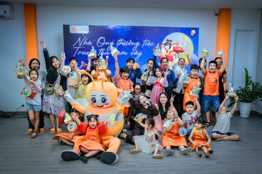 Nhà Ong thưởng tiệc, Trung thu sum vầy.