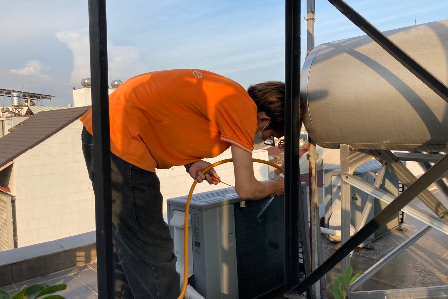 Tasker bTaskee vệ sinh dàn nóng điều hoà.