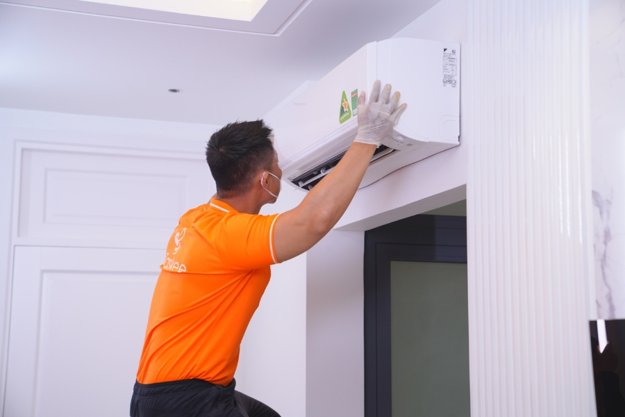 Tasker kiểm tra và đánh giá thiết bị trước khi vệ sinh.