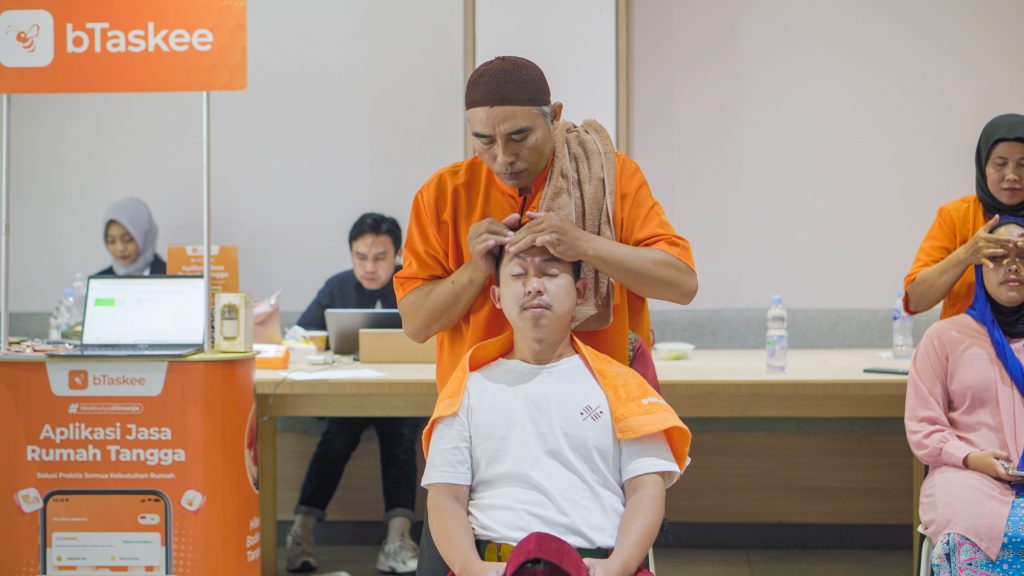 bTaskee Goes to Office - corporate wellness di kantor - free express massage untuk 50 karyawan